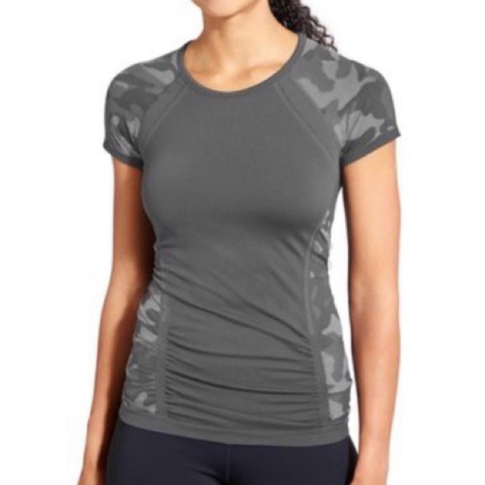Athleta Fastest Track Grey Camo Scrunch athletic t-shirt size XS